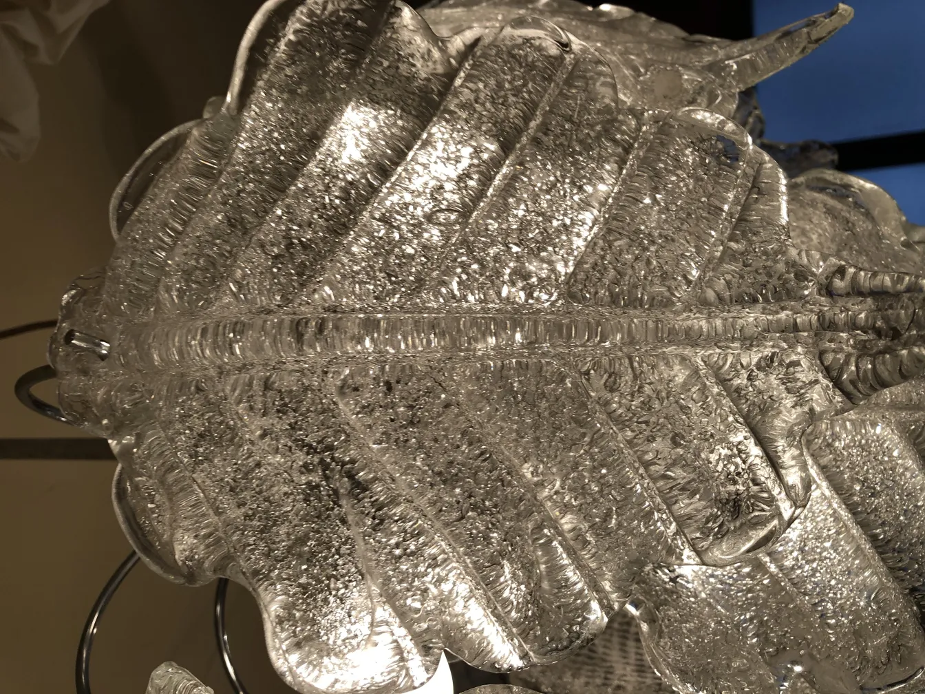 Deux lustres anciens avec une forme de feuille brillante