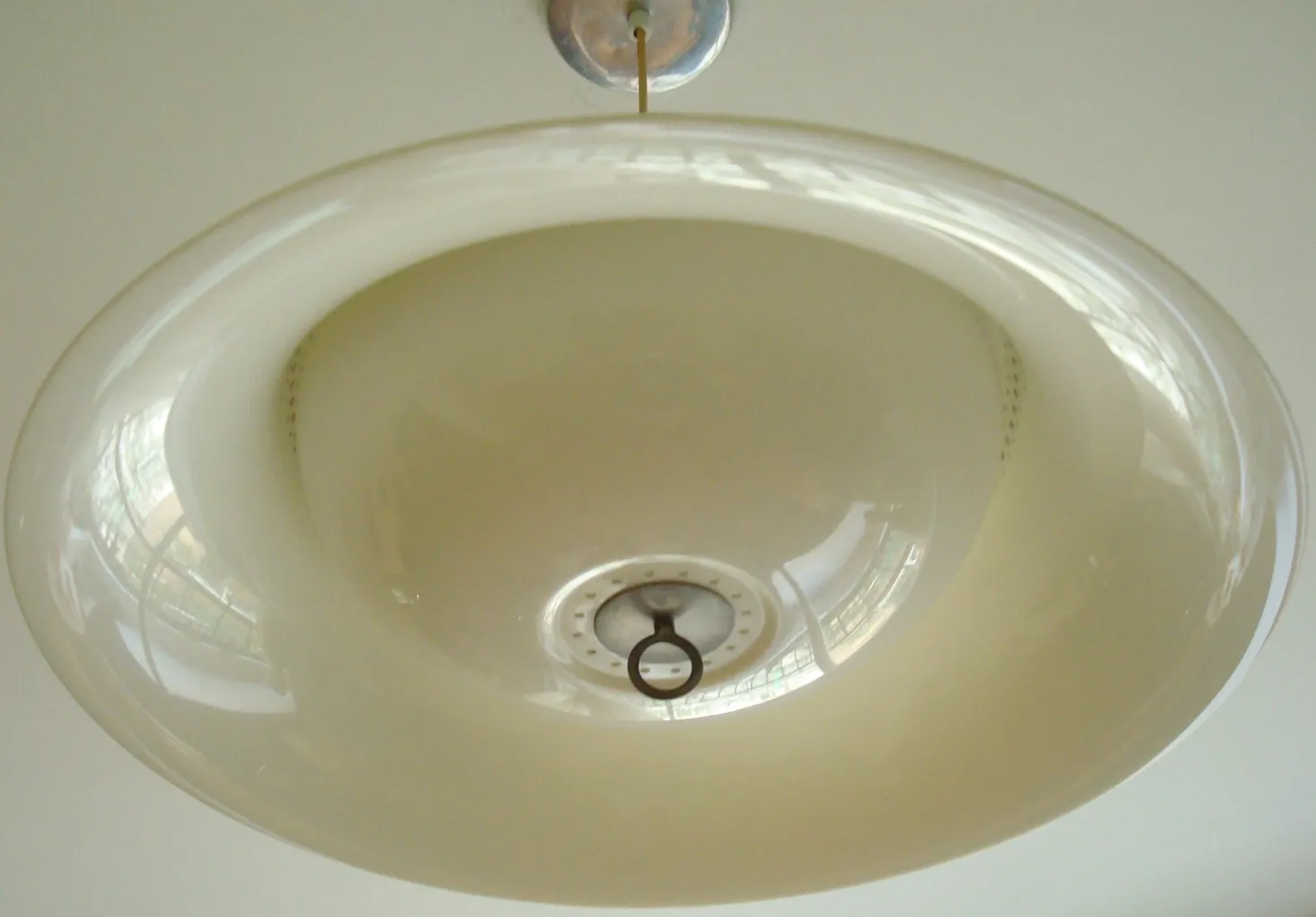 Dos lámparas de techo antiguas de diseño elegante, instaladas en un ambiente moderno.