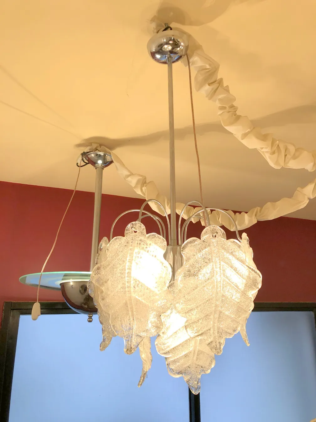 due lampade a sospensione antiche con dettagli decorativi visibili