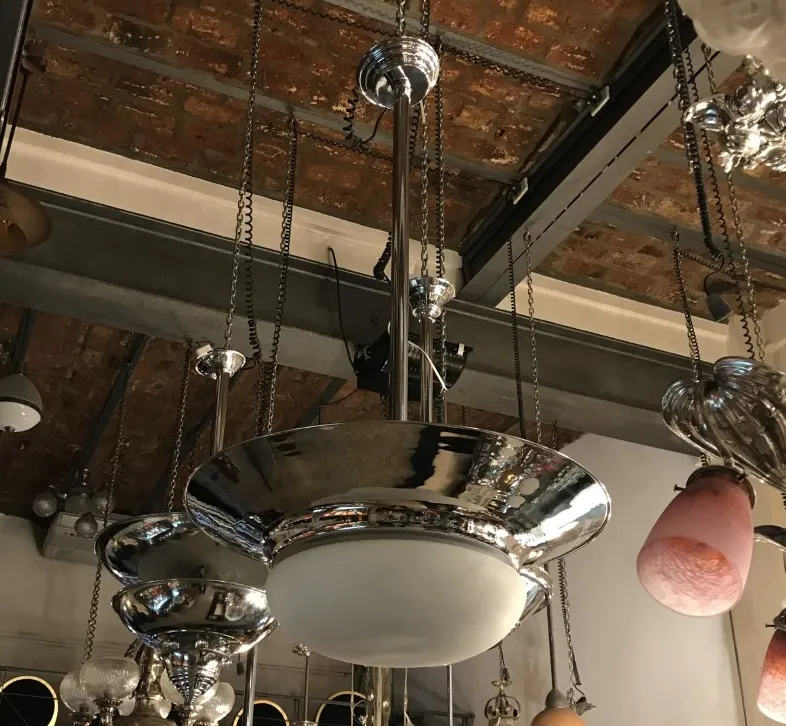 2 lustres anciens dans une ambiance bien éclairée