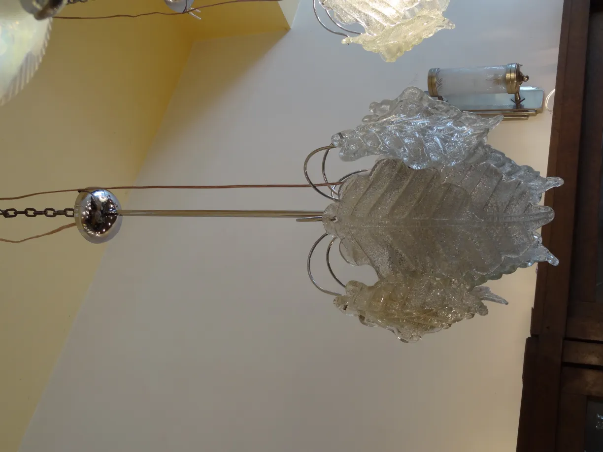 2 lustres anciens au design de feuilles, éclairant un espace chaleureux.