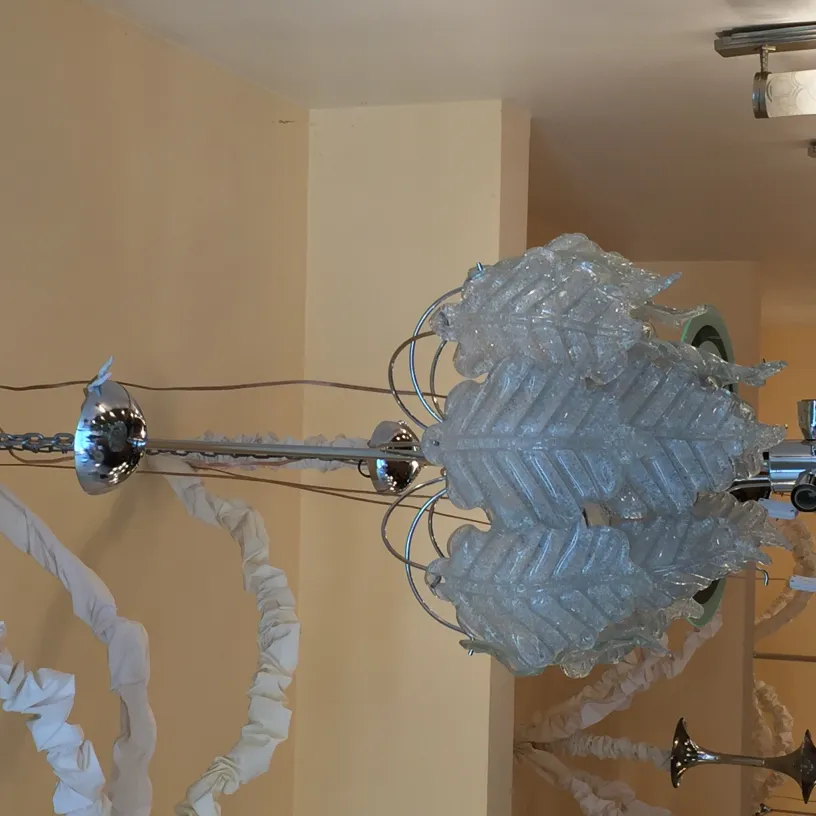 दो प्राचीन लटकते लैंप सजावटी विवरणों के साथ एक तटस्थ सेटिंग में