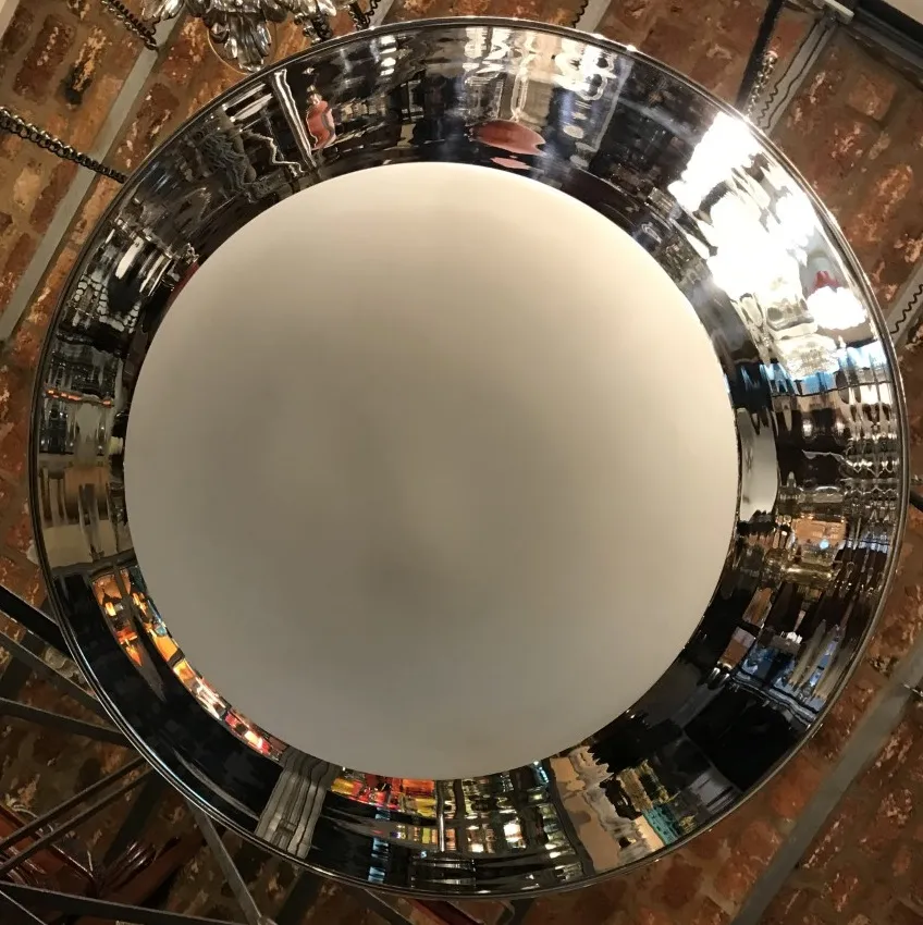 Deux lustres anciens avec design rond dans un cadre accueillant.