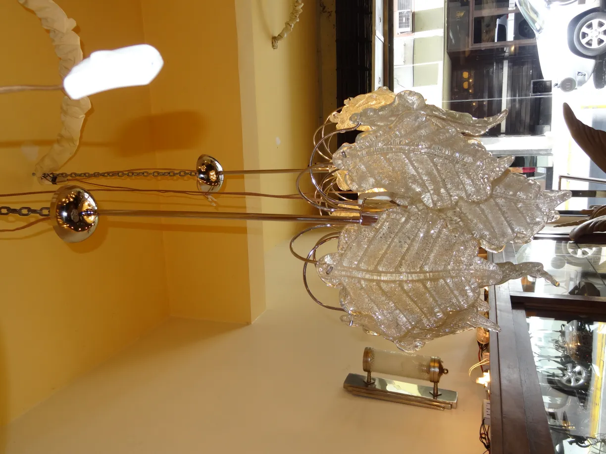 dos lámparas de techo antiguas con diseño decorativo en color claro