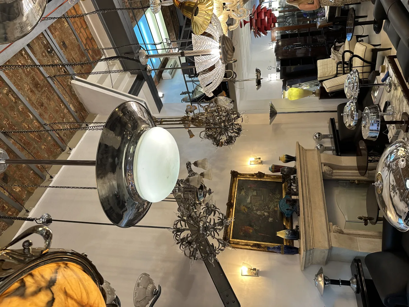 Deux lustres antiques brillant dans un cadre élégant