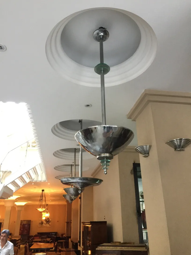 duas lâmpadas de teto antigas em um ambiente elegante