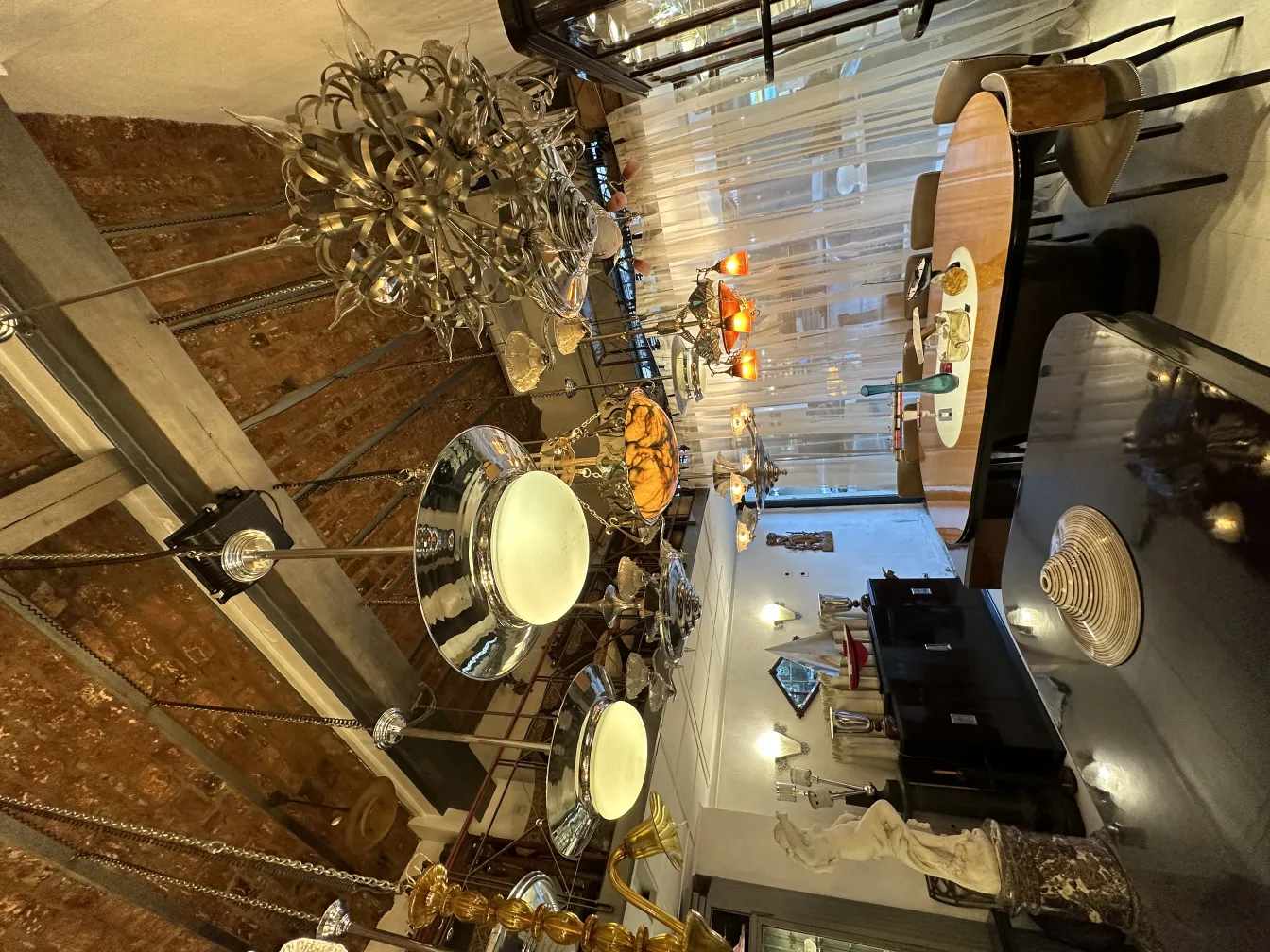 due lampade a sospensione antiche con dettagli decorativi, ambiente elegante