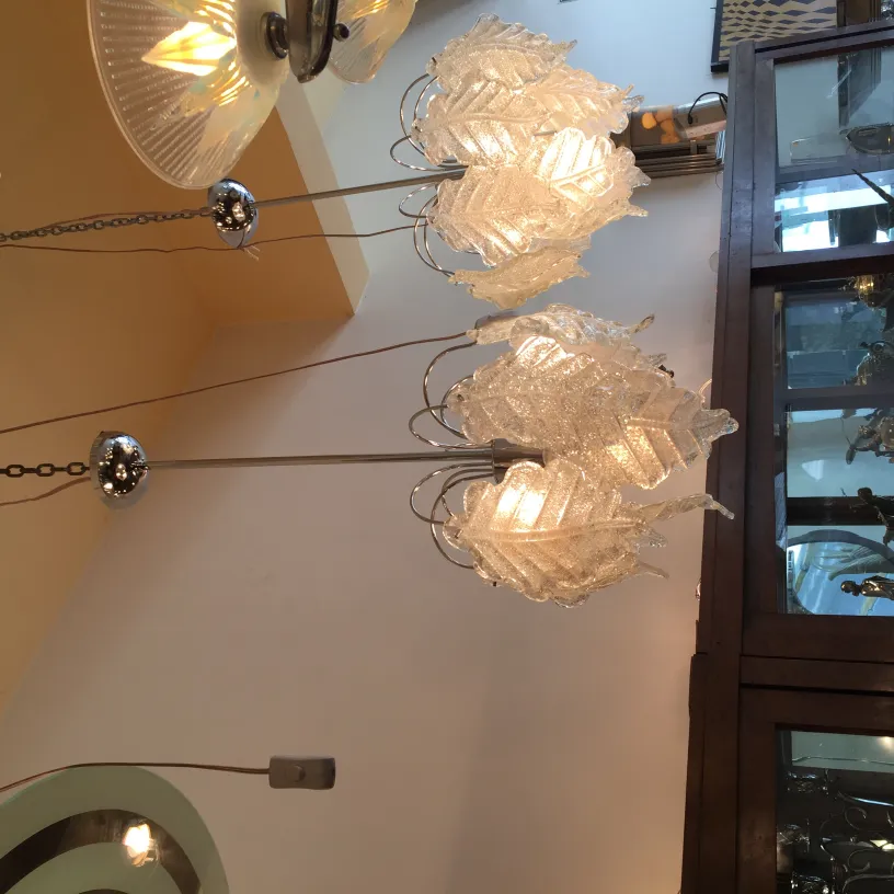 2 lampade a sospensione antiche con design delicati in un ambiente accogliente