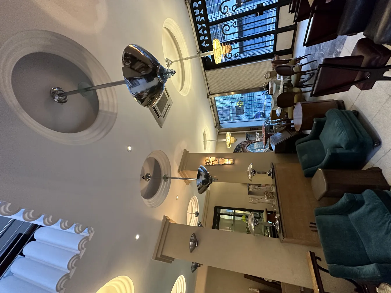 do purane latakte lamps ek sukhad restaurant mein