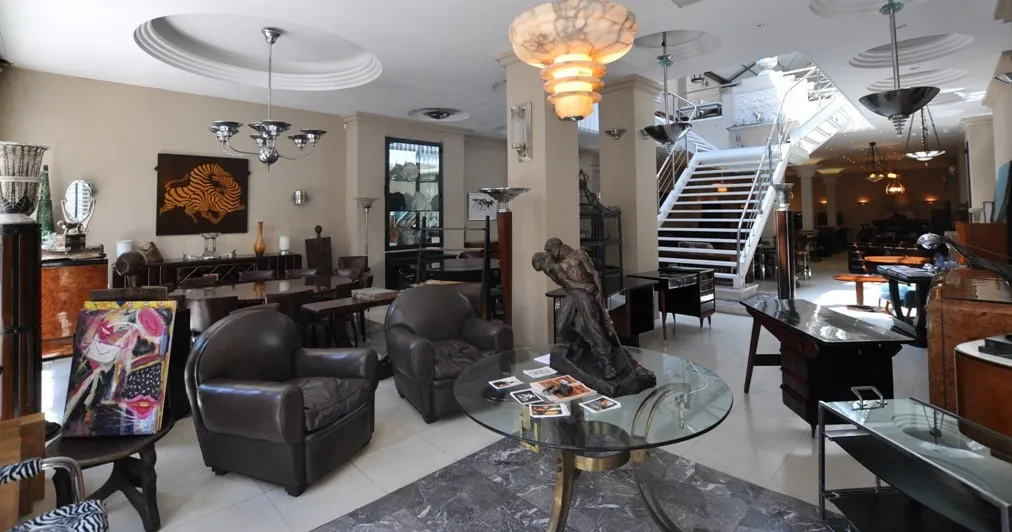 Dos lámparas de techo antiguas en un entorno elegante con muebles