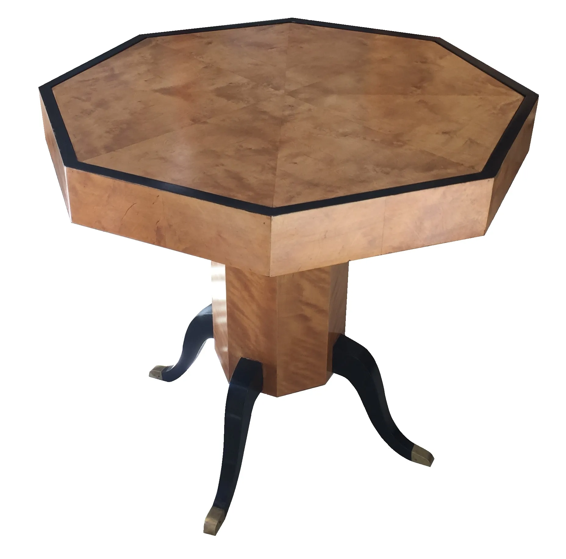 Mesa octagonal antigua Art Deco para 4 personas en un ambiente elegante.