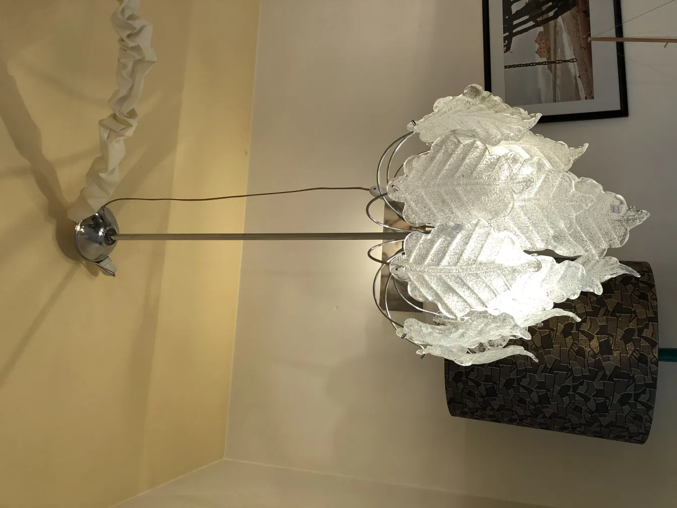 due lampade a sospensione antiche con design di foglia che illuminano un'atmosfera accogliente