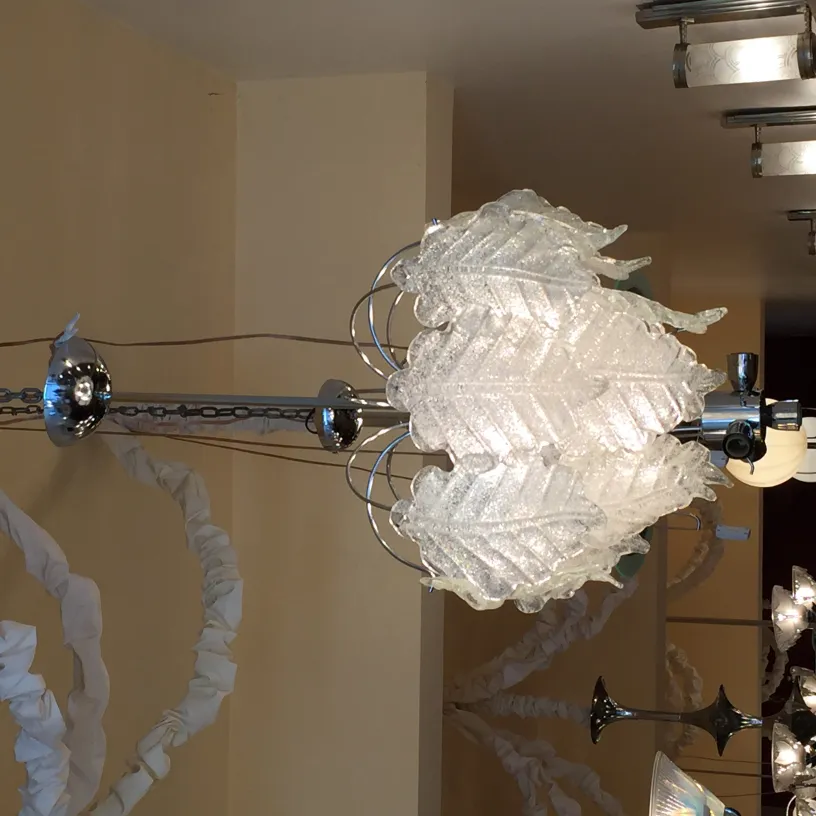 2 lampade a sospensione antiche con design a foglia, in un ambiente accogliente