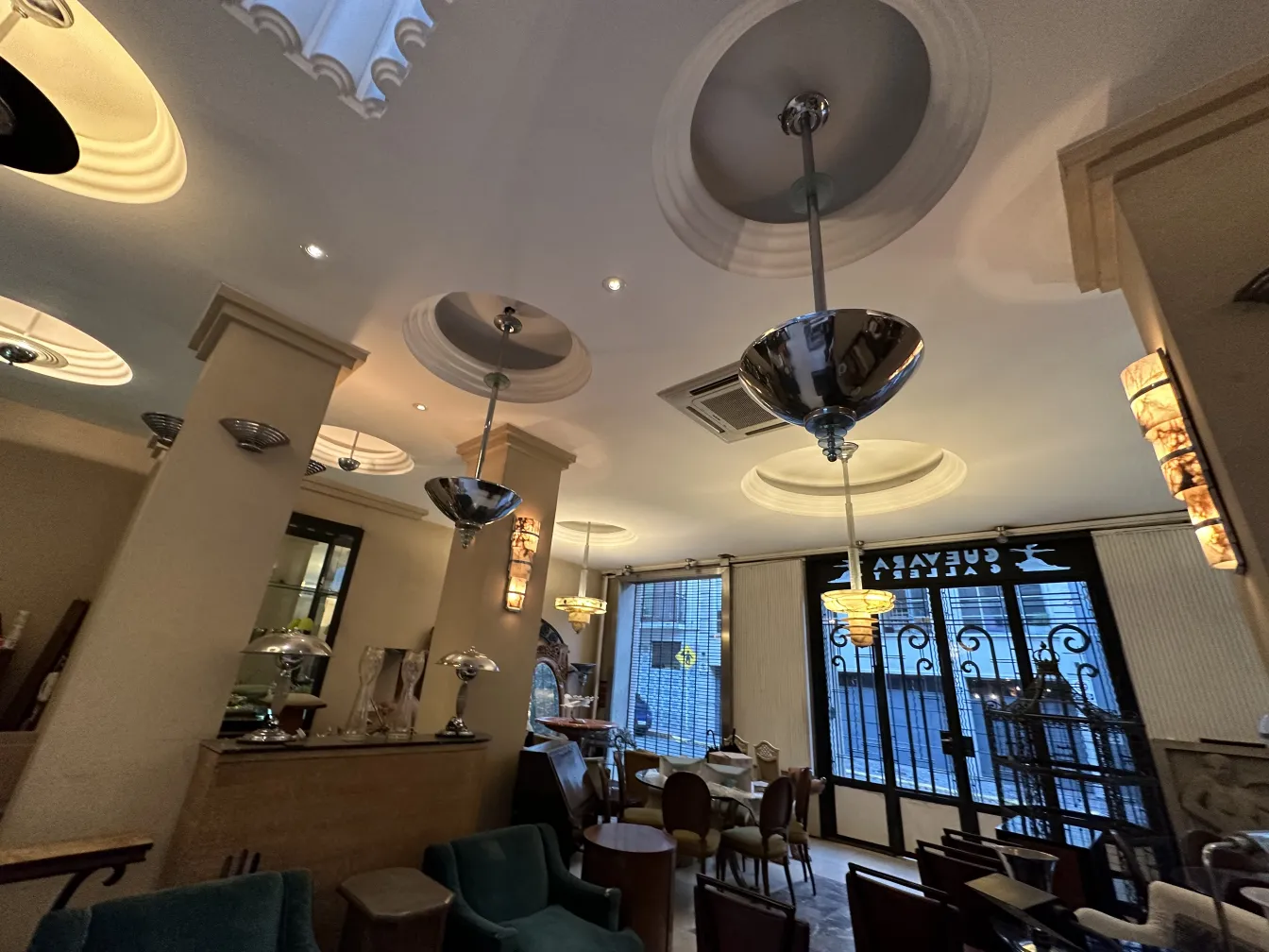 Duas lampadas de teto antiguas em um ambiente elegante.