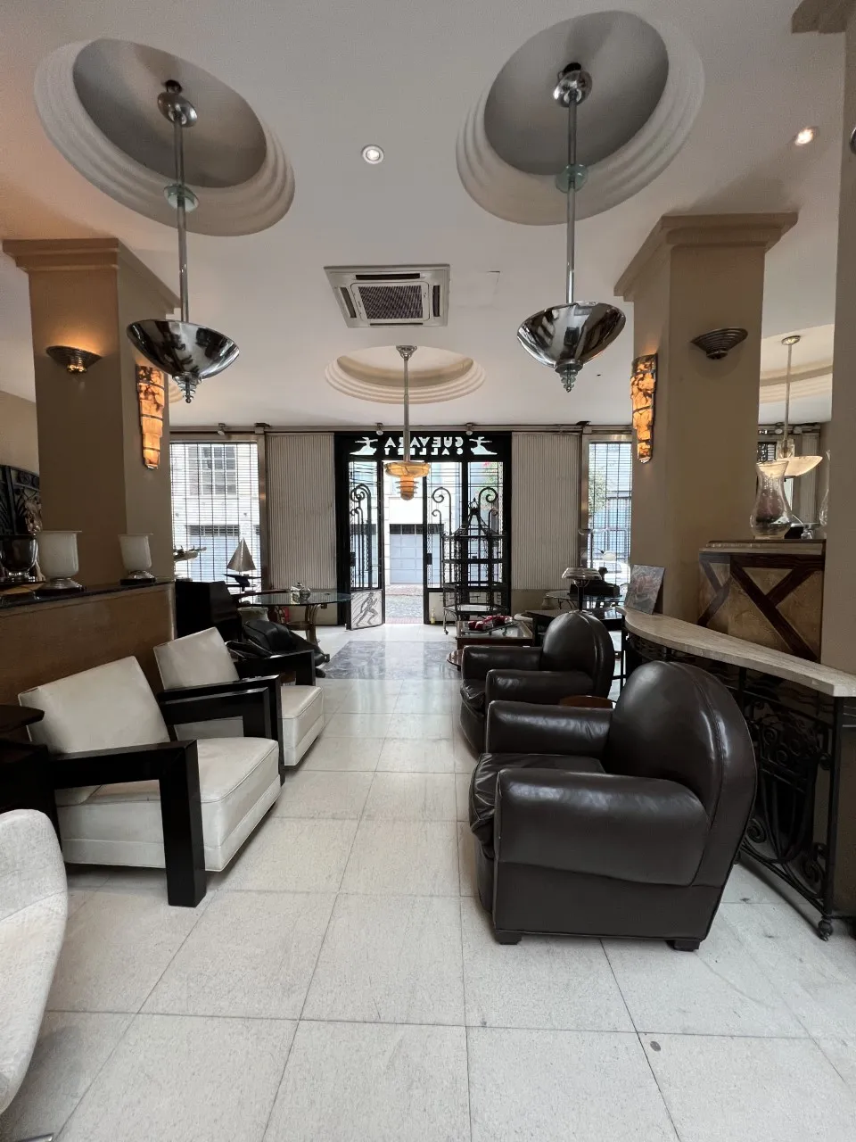 zwei antike hängelampen in einer eleganten Umgebung