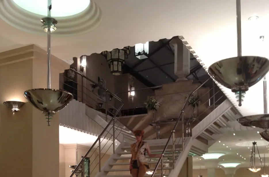 Две античные подвесные лампы в элегантной обстановке