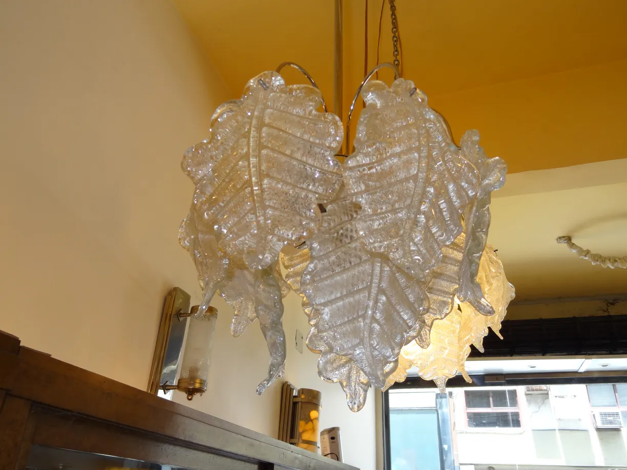 Antica lampada a sospensione con design a foglia in un ambiente accogliente