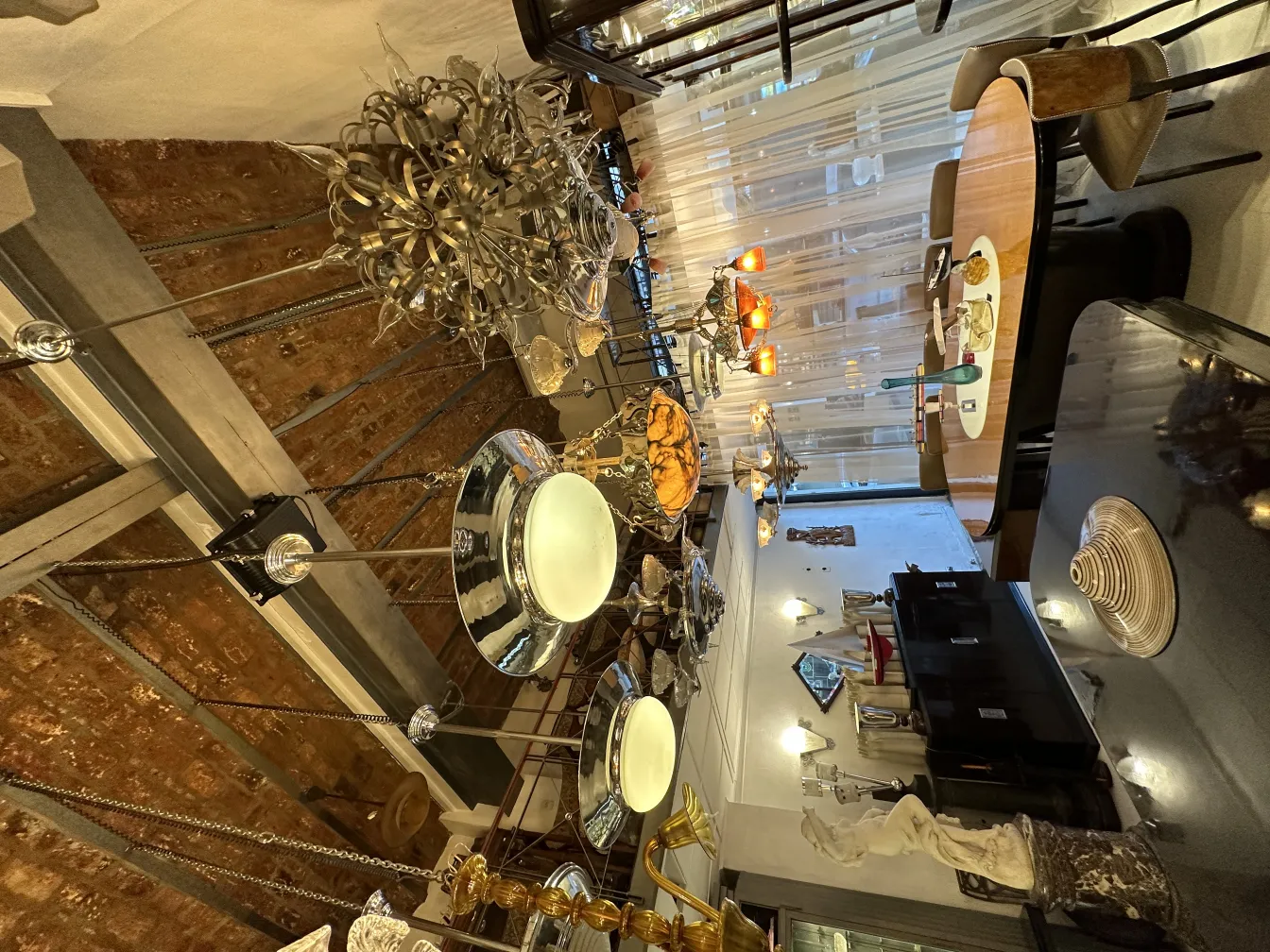 2 lámparas de techo antiguas decorativas en un ambiente acogedor con mesa y sillas