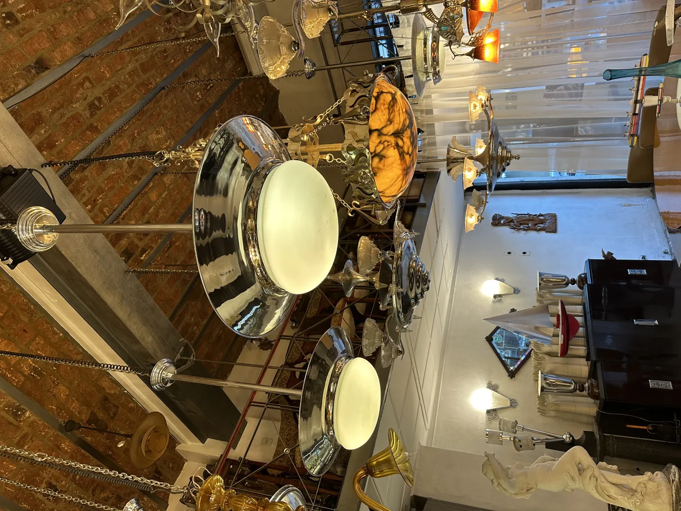 Duas lampadas de teto antigas com design clasico em um ambiente decorativo.