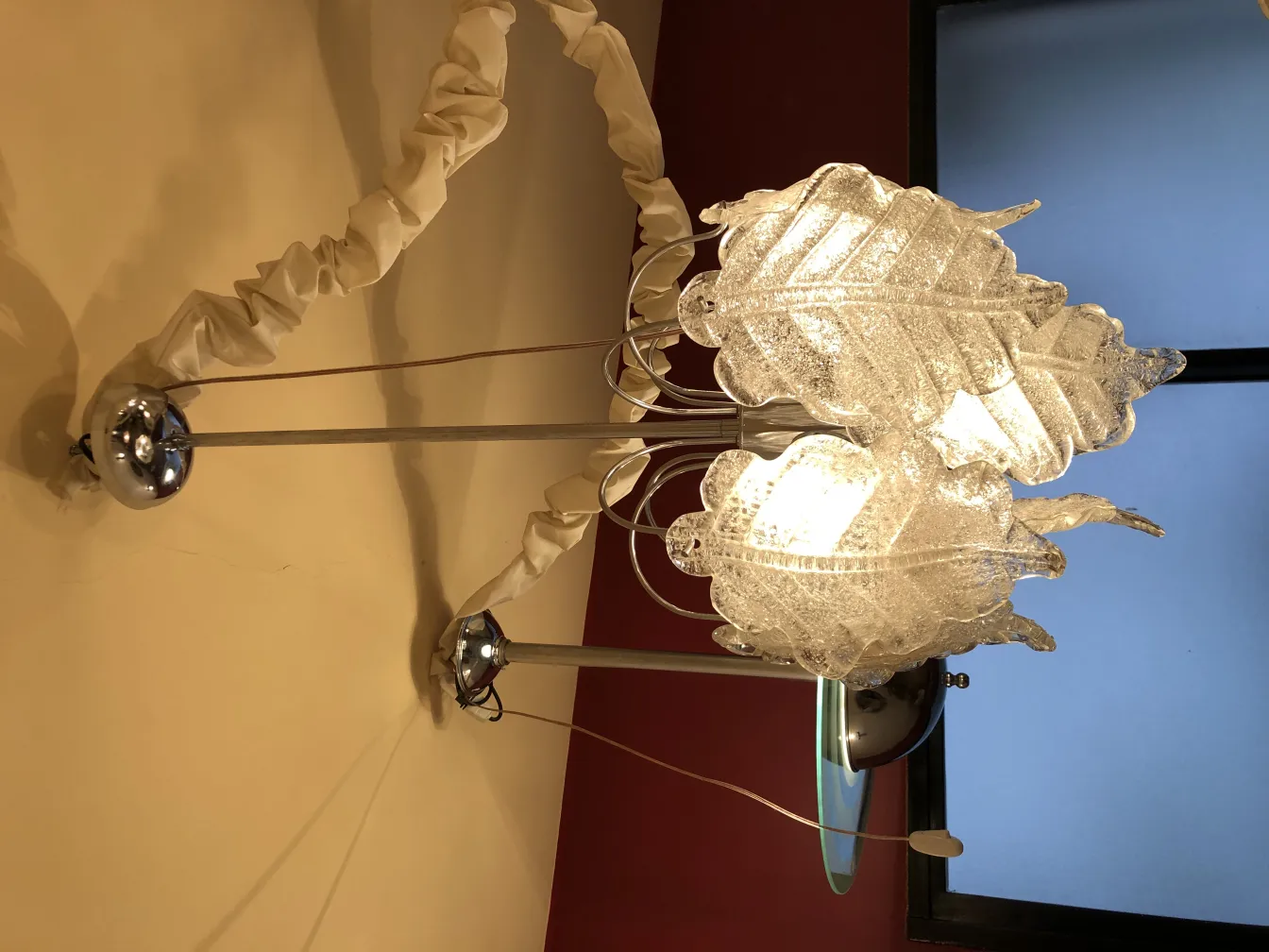 duas lampadas de teto antigas brilhantes, decoradas em um ambiente quente