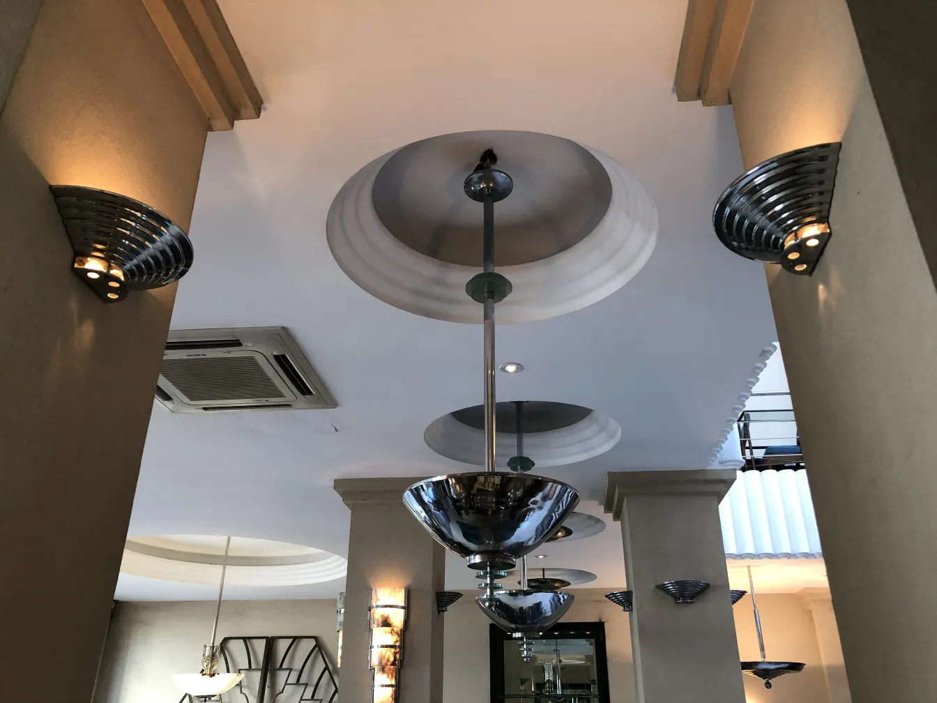 due lampade a sospensione lucide in un ambiente elegante