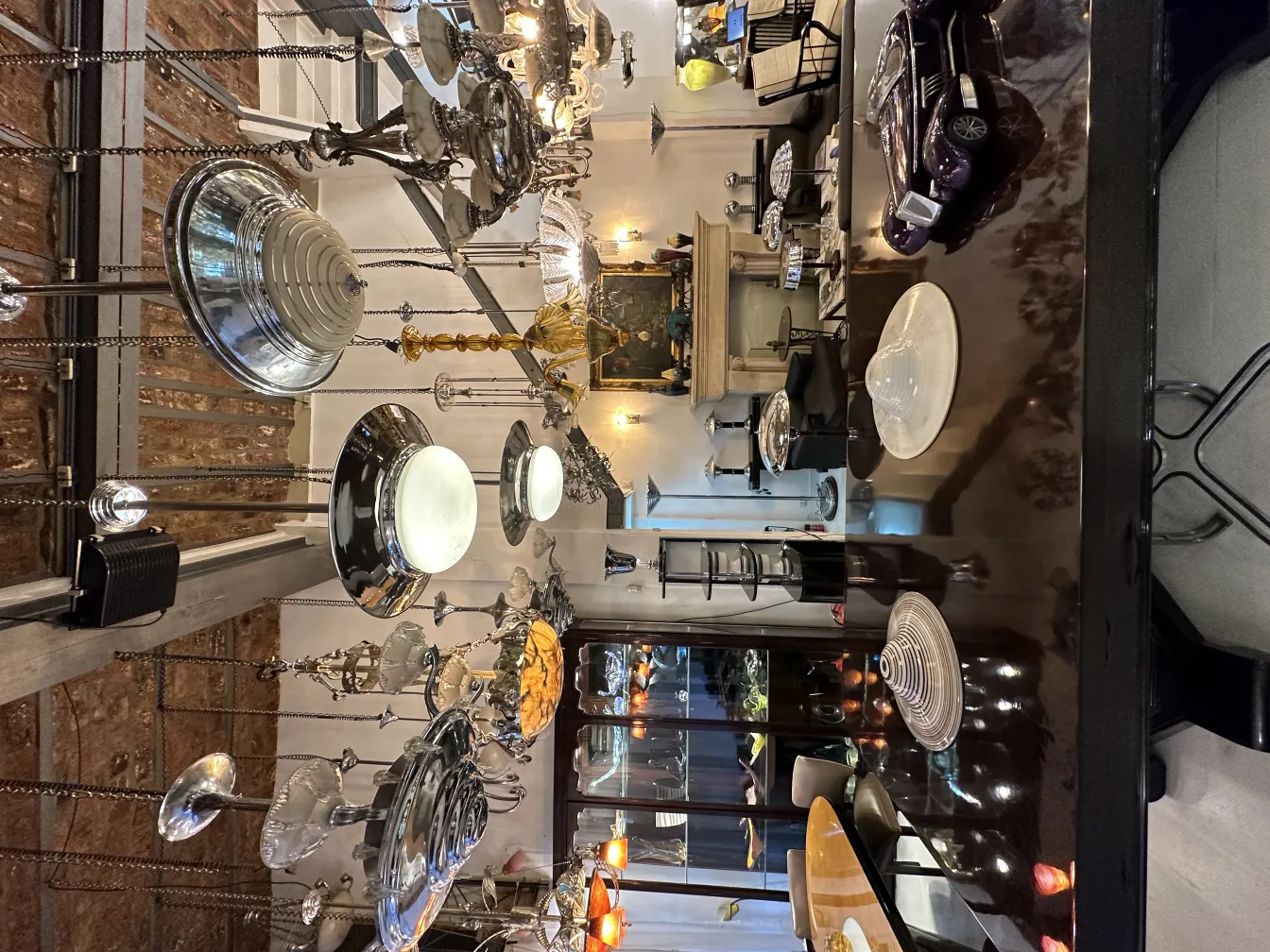 装飾的な環境に吊るされた古い吊り下げランプ2個