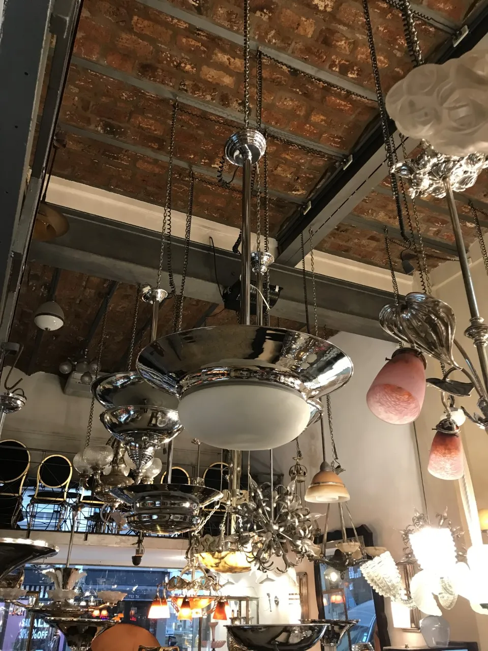 Antiguas lámparas de techo en un ambiente acogedor, luces bellas.