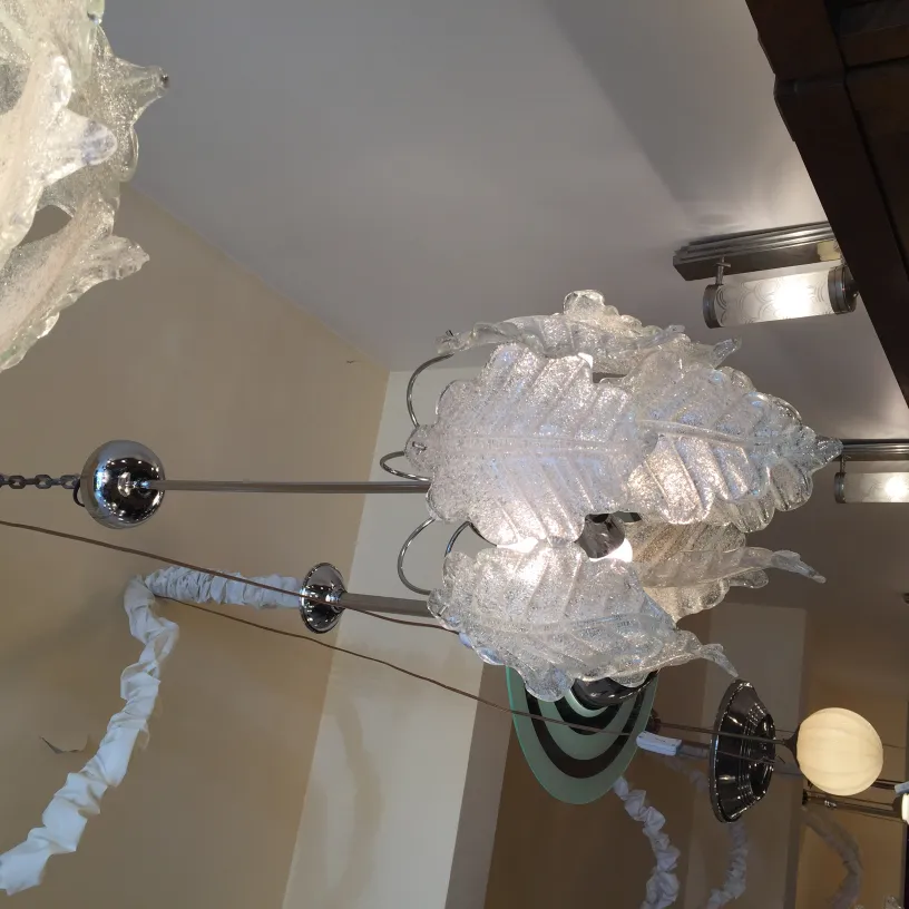 2 lampadas de teto antigas com design em folhas, ambiente elegante