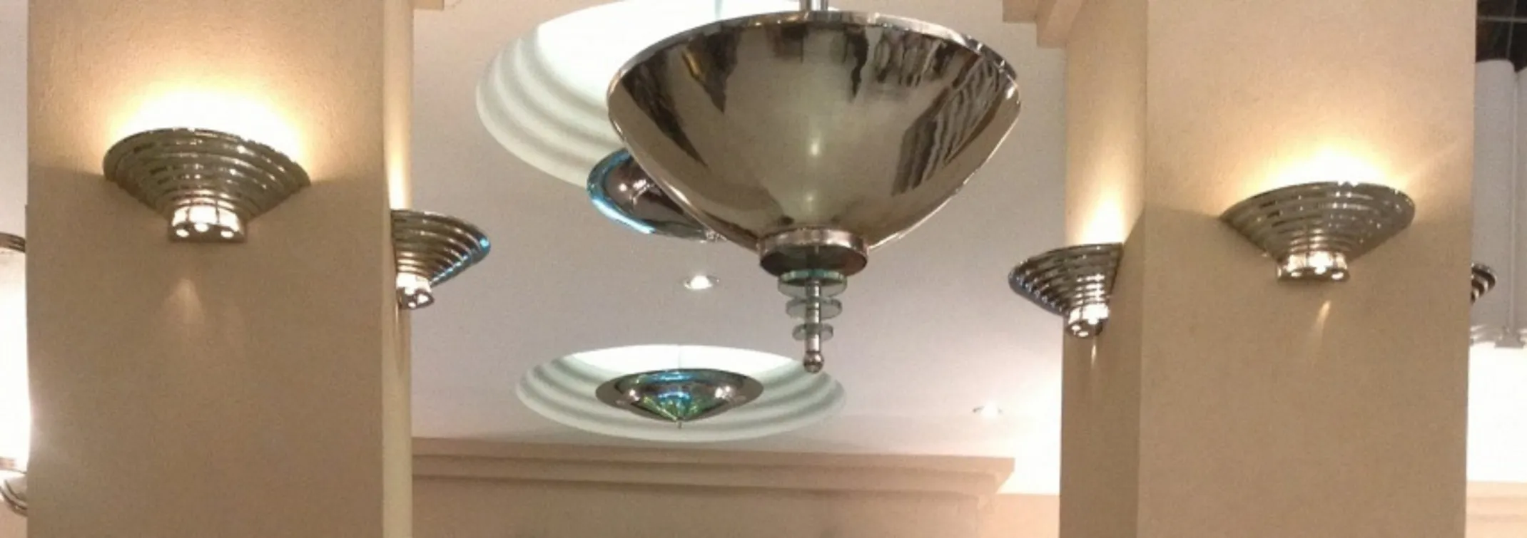 Lâmpadas de teto antigas com design distinto em um ambiente elegante.