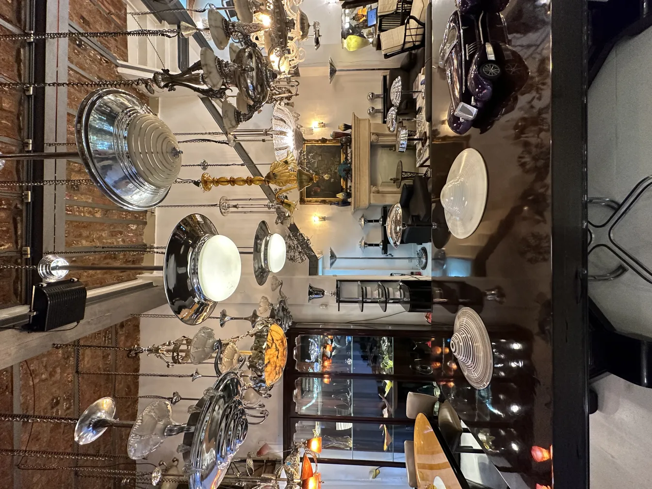 Две антикварные подвесные лампы с декоративными элементами