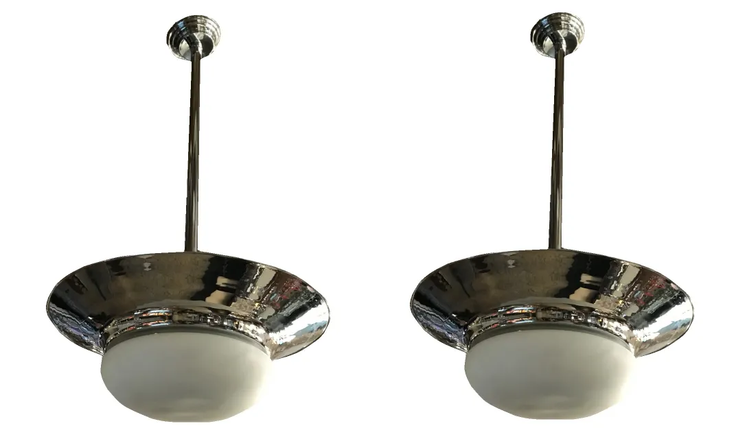 Vue de deux lustres anciens dans un cadre décoratif élégant