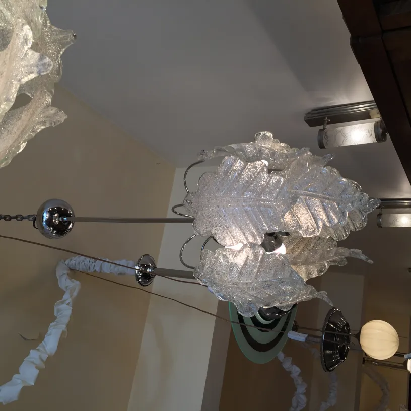 due lampade a sospensione antiche con design di foglie che illuminano un ambiente