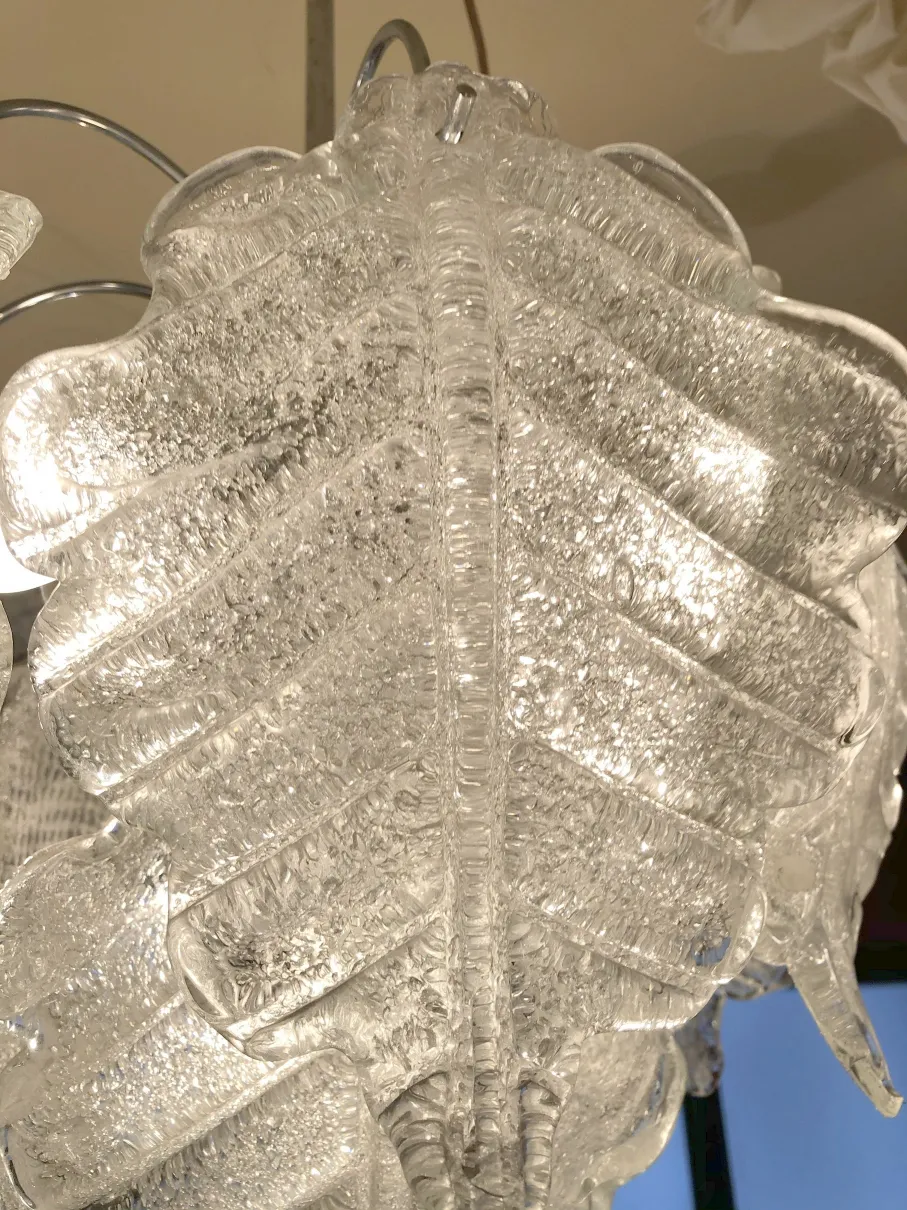 2 lampadas de teto antigas em estilo decorativo, iluminando um ambiente aconchegante.