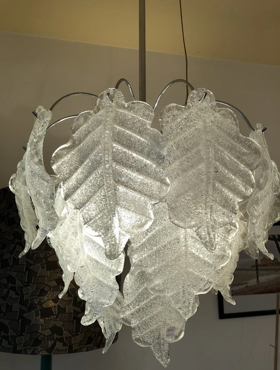 deux lustres antiques en forme de feuilles claires, fond neutre