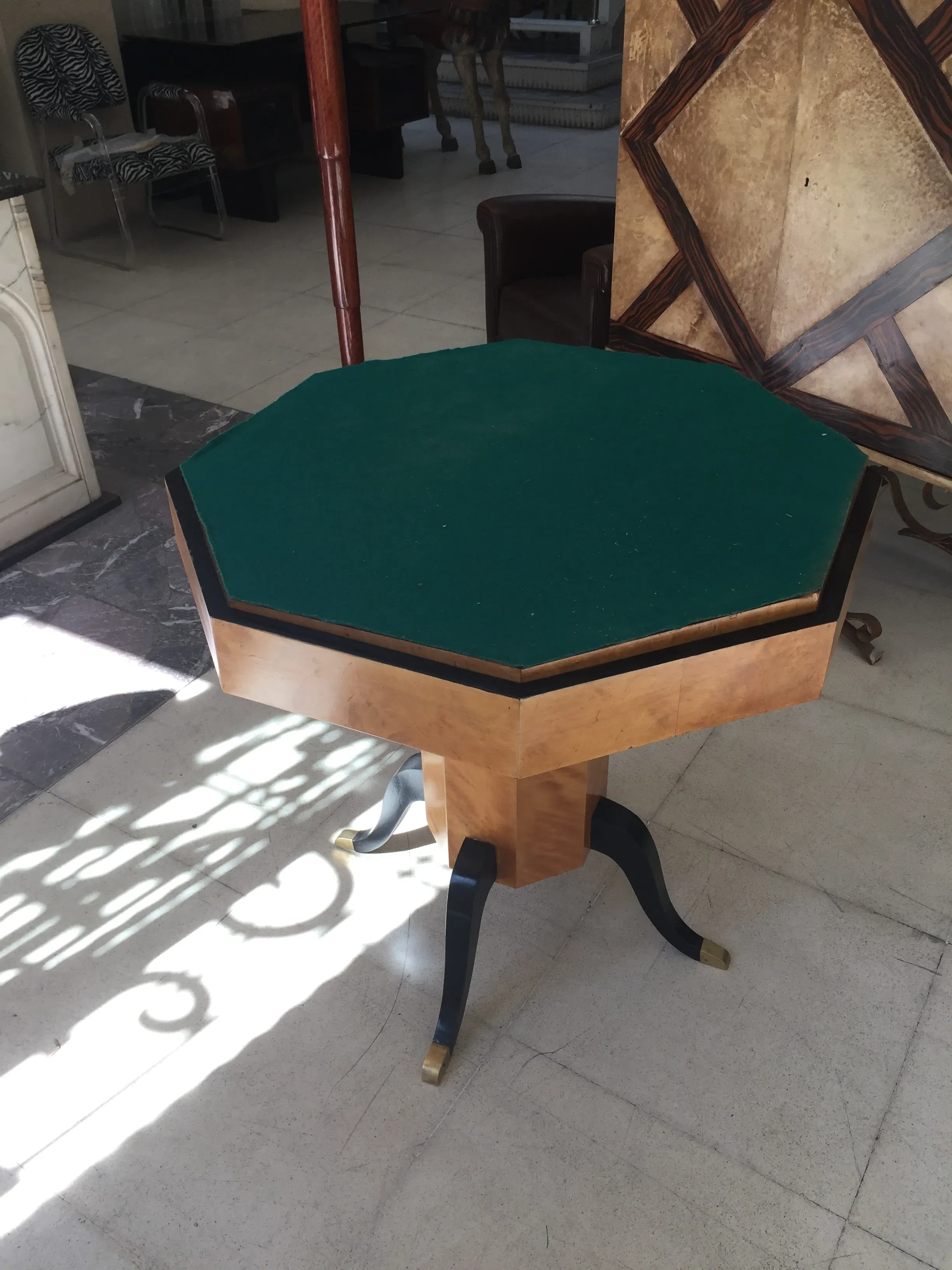 Mesa octagonal antiga para 4 pessoas com pano verde.