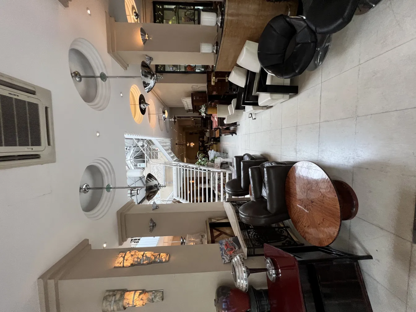 古董吊燈的優雅環境中的兩盞吊燈