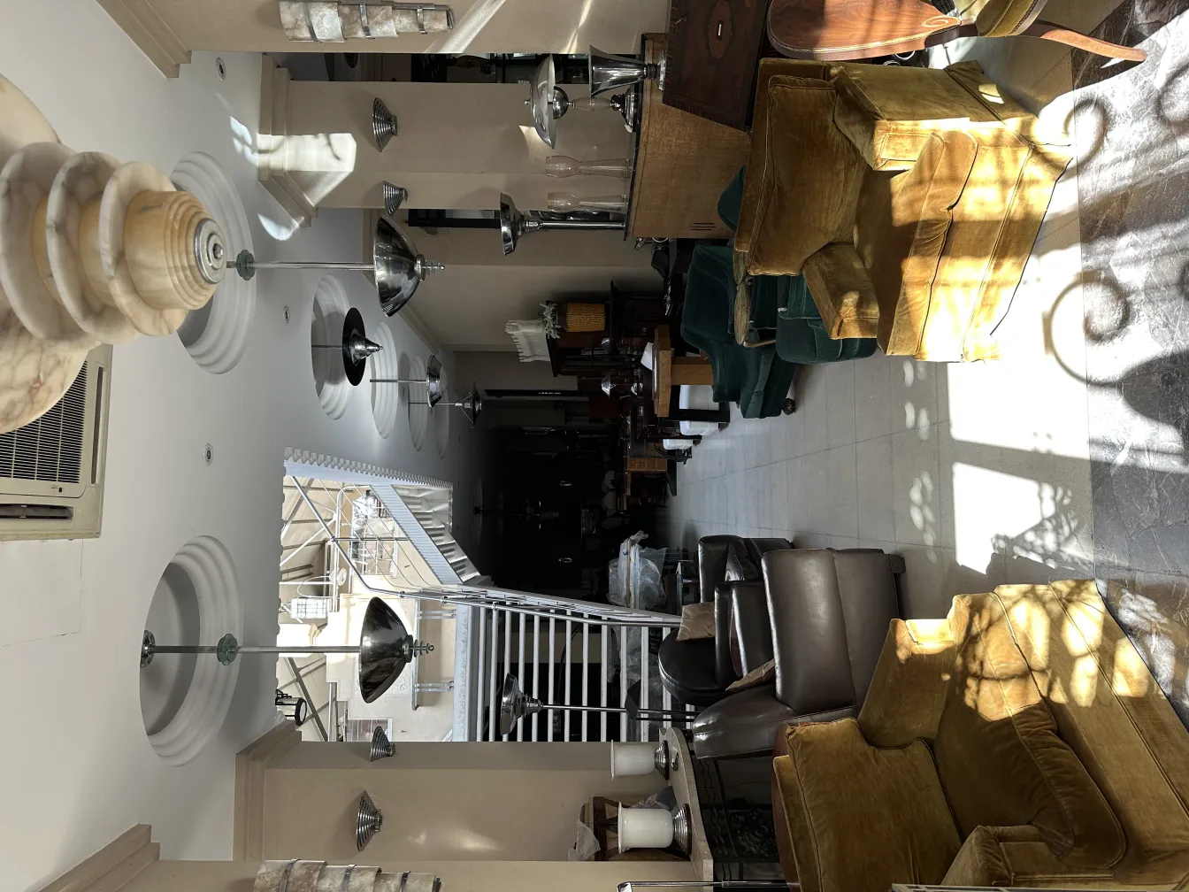 Due lampade a sospensione antiche con design elegante in un ambiente accogliente.