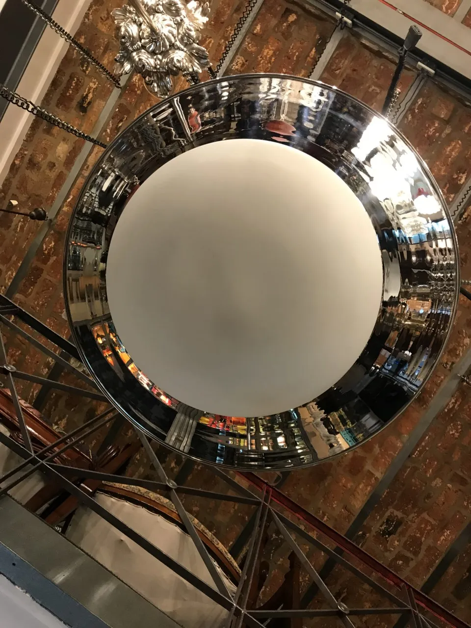 2 lámparas de techo antiguas con diseño elegante y acabado brillante, iluminando un ambiente acogedor.