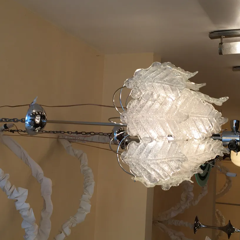 Antike dekorative Hängelampe mit Glassblatt-Design, schafft eine elegante und gemütliche Atmosphäre.