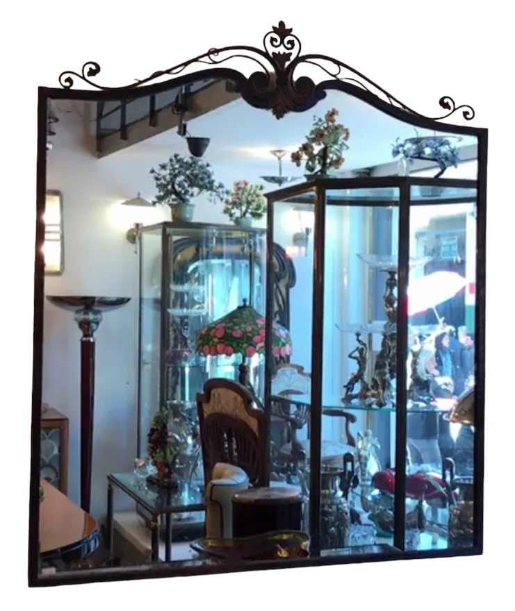 espelho antigo com moldura decorativa em um ambiente elegante.