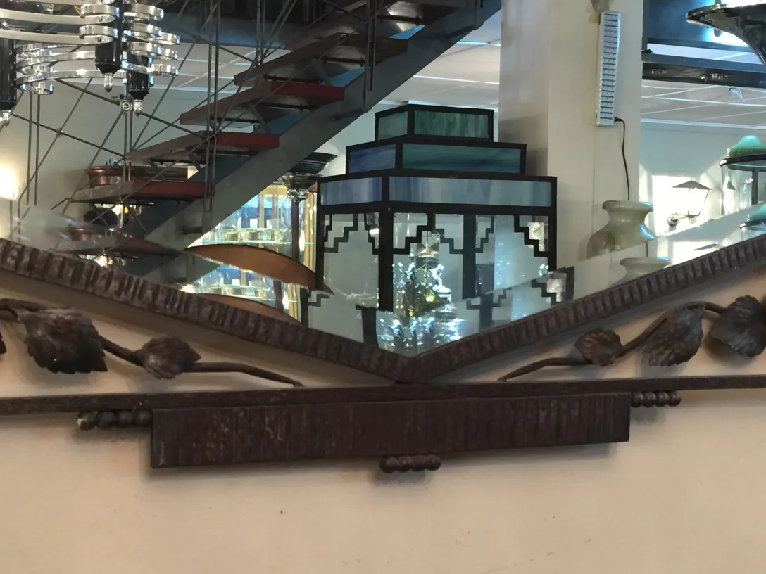 miroir ancien avec des détails décoratifs en haut