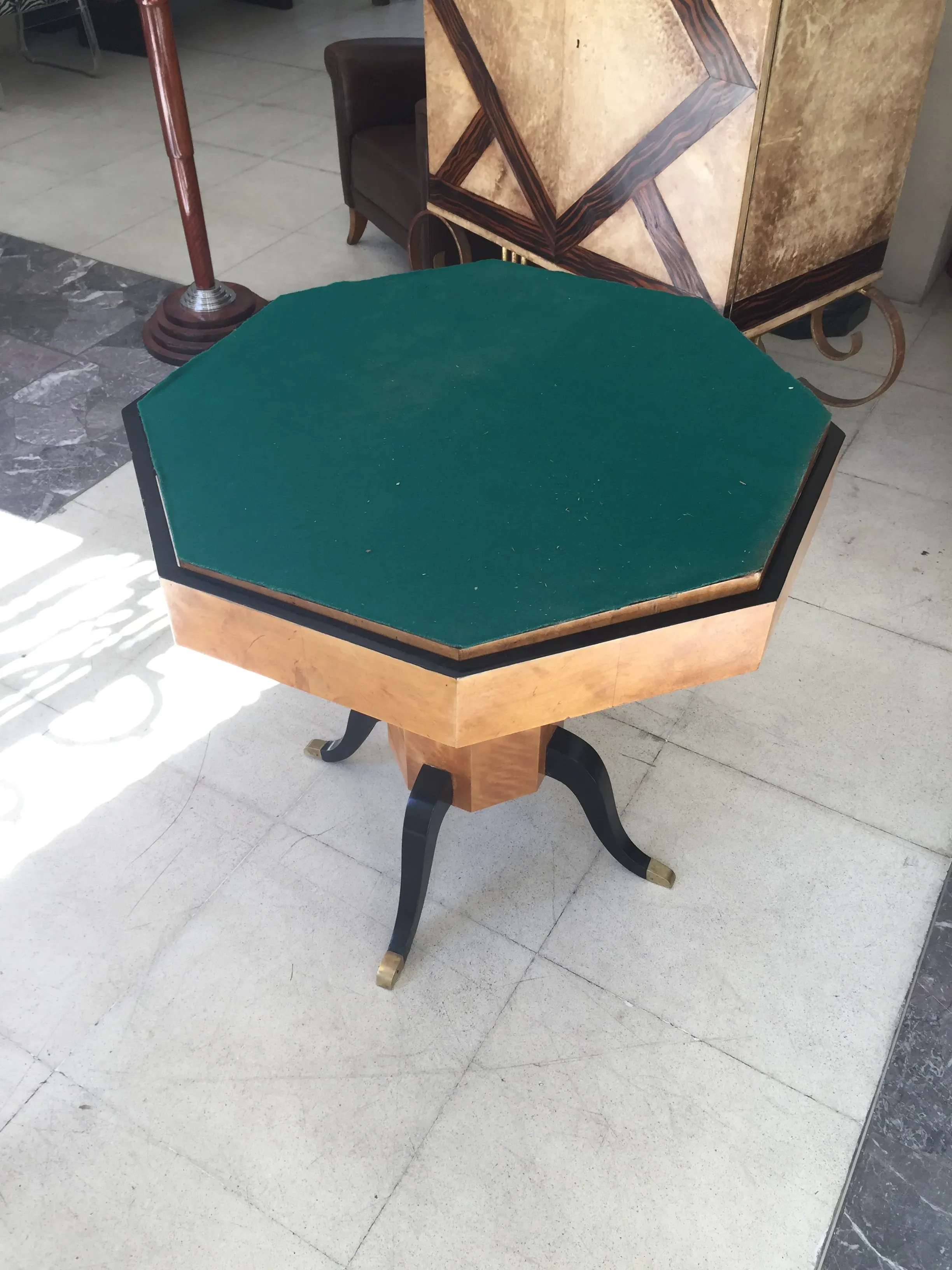 Mesa octagonal antigua con superficie verde para 4 personas.