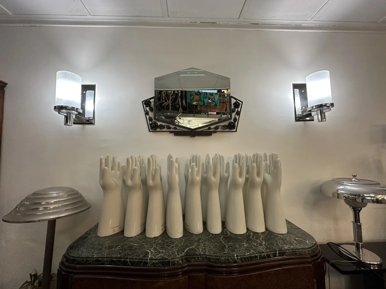 miroir ancien décoratif sur une table avec des sculptures