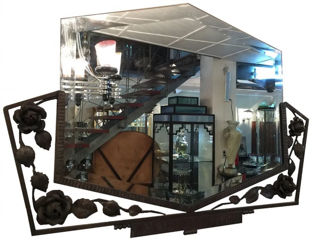 miroir antique orné de fleurs dans le cadre