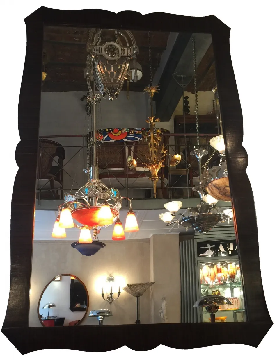 specchio antico con bordi decorativi e luci appese