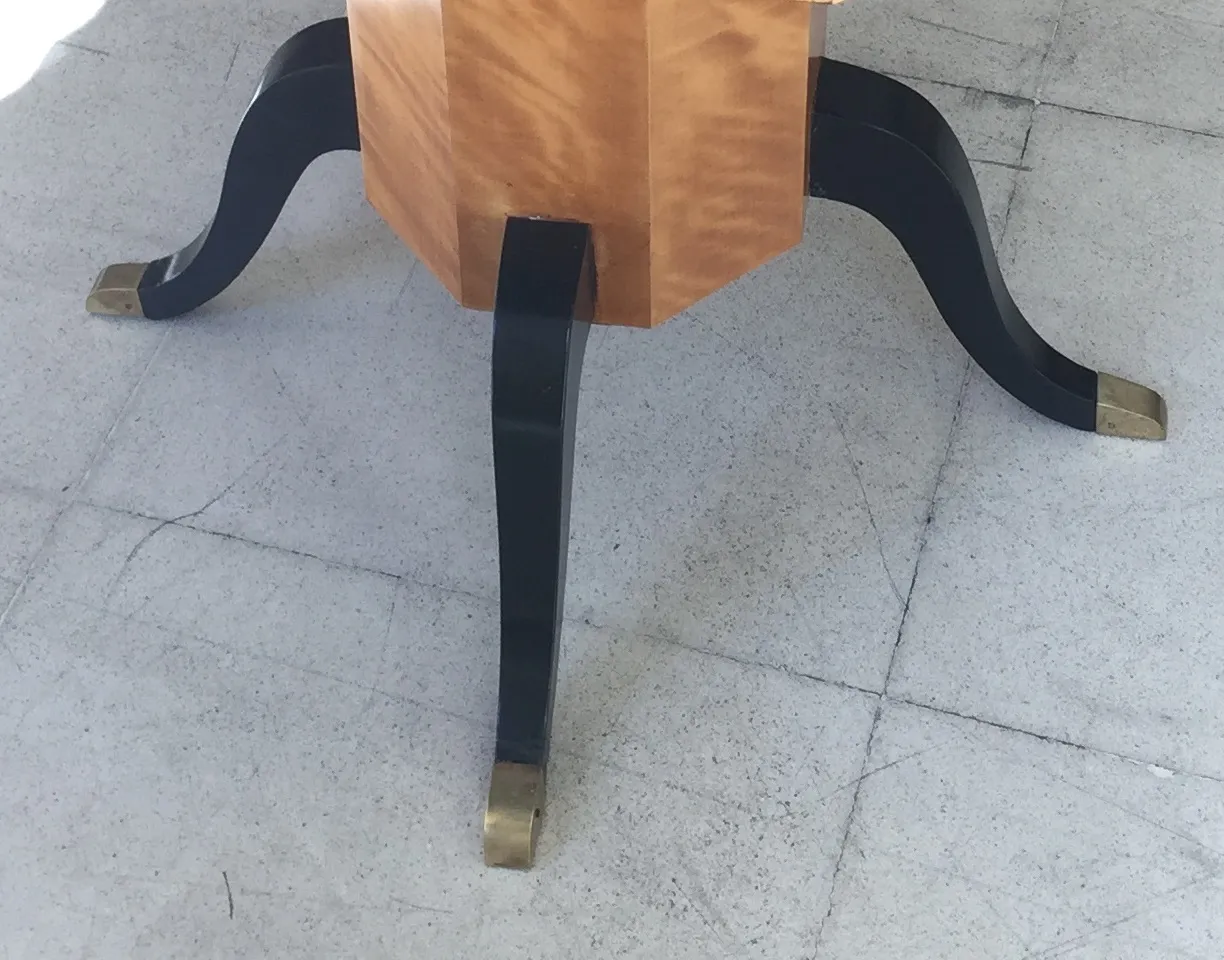 Tavolo antico con gambe curve per 4 persone in un ambiente luminoso.