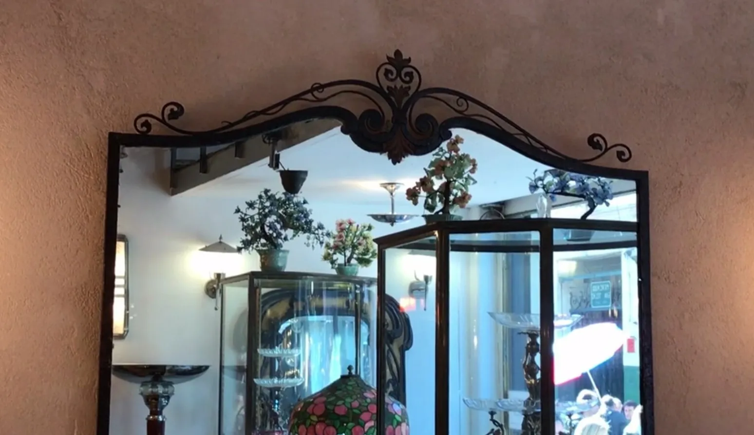 specchio antico con cornice decorativa e sfondo chiaro