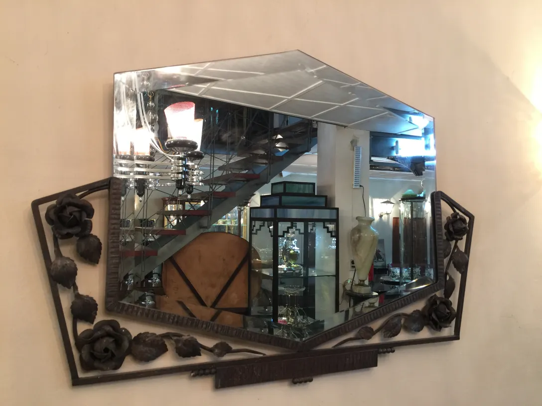 Miroir ancien avec des décorations florales et des reflets