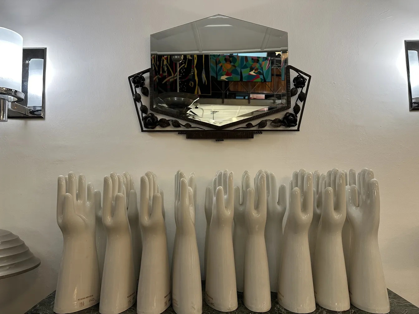 specchio di mano antico con decorazione floreale