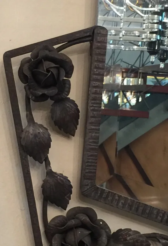 antikes Spiegel mit Rosen, farbenfroher Hintergrund